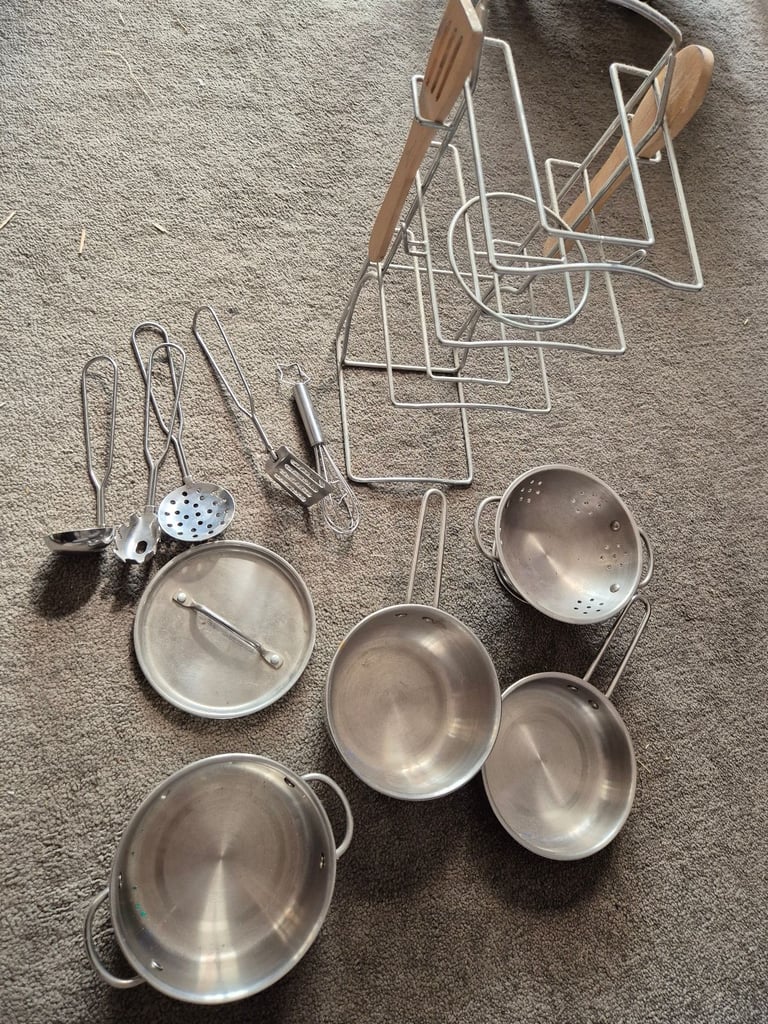 Melissa and Doug saucepans set