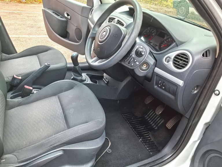 2009 Renault Clio 1.1 Clio Expression 16v 5dr Hatchback Petrol Manual