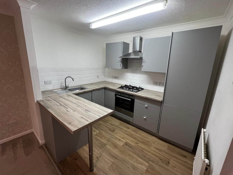 2 bed flat to let, immediately 
