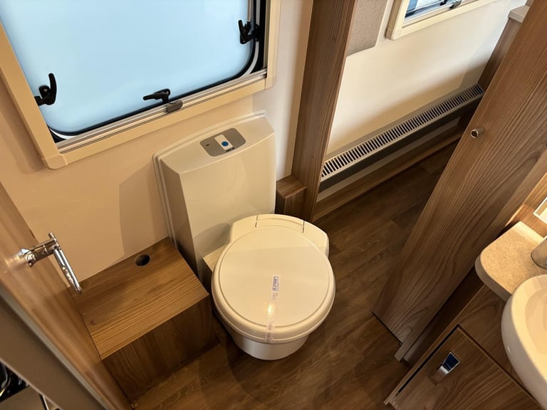 2017 Swift Challenger Hi-Style 560 Rear Island Fixed Bed 12 Months Warranty