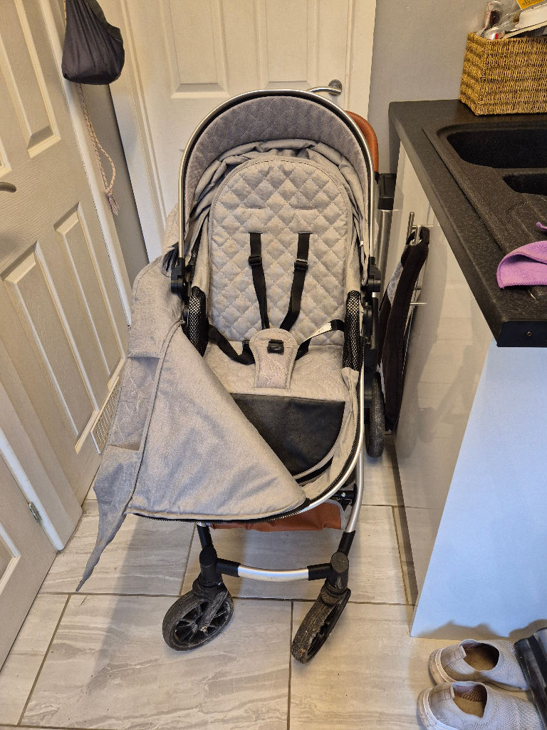 Pushchair and carry tot interchangable.