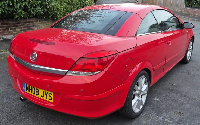 Automatic - Convertible. Leather seats. Serviced 12 times. 2008 Vauxhall Astra TwinTop Design 1.8