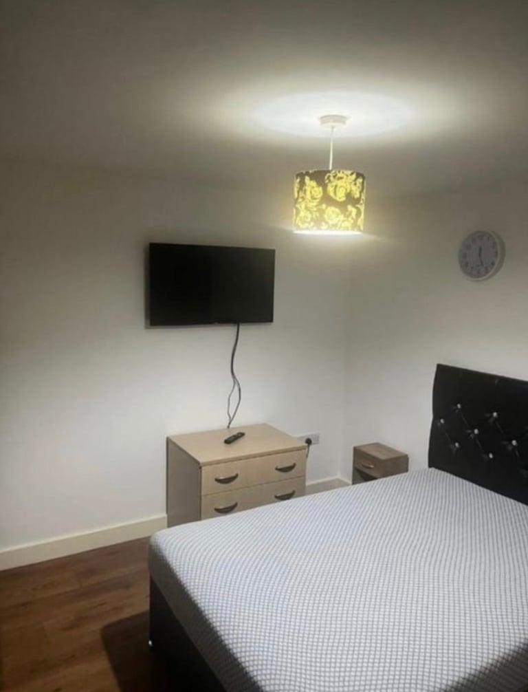 Bedsit Room With Balcony. All Bill’s Included. £1,400 A Month.