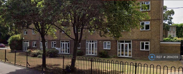 3 bedroom flat in Spencer Park, London, SW18 (3 bed) (#2614359)