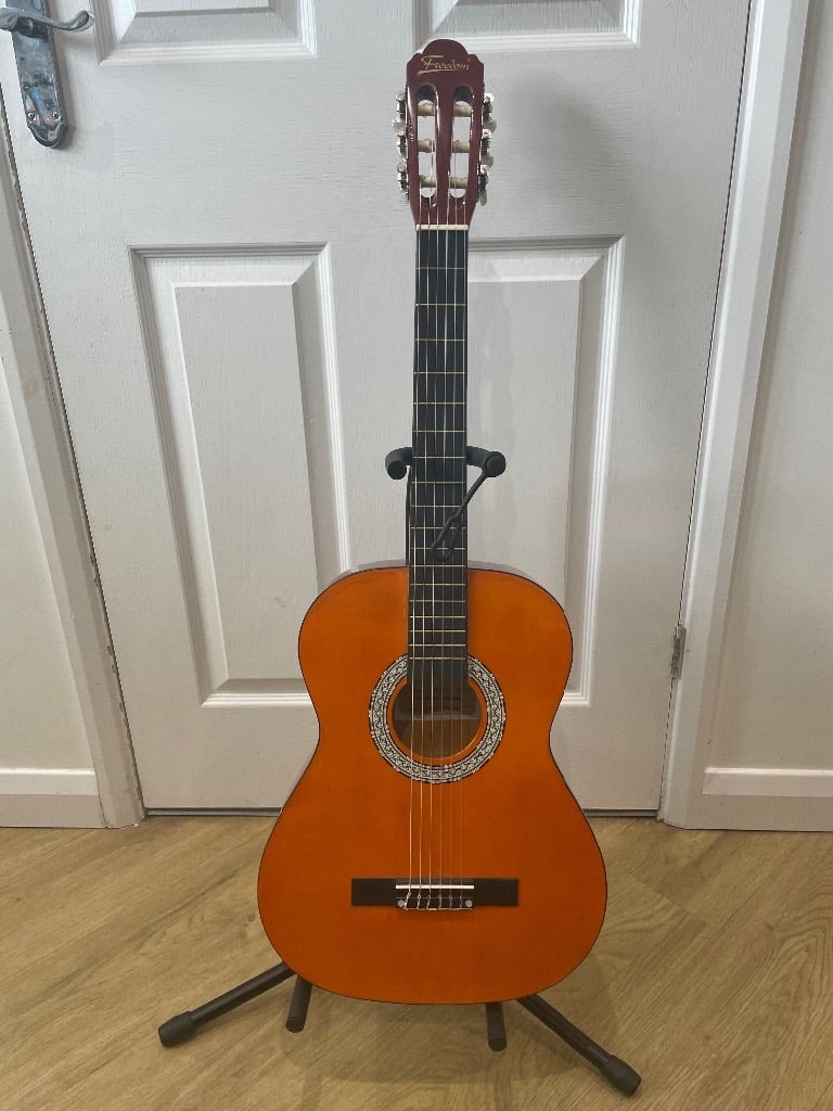 Junior guitar, brand new, Freedom with case and stand