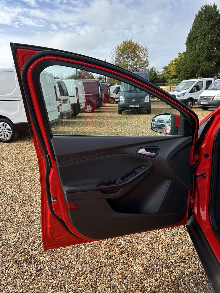 2014 Ford Focus 1.0T EcoBoost Zetec Navigator Hatchback 5dr Petrol Manual Euro 5 (s/s) (125 Hatch...