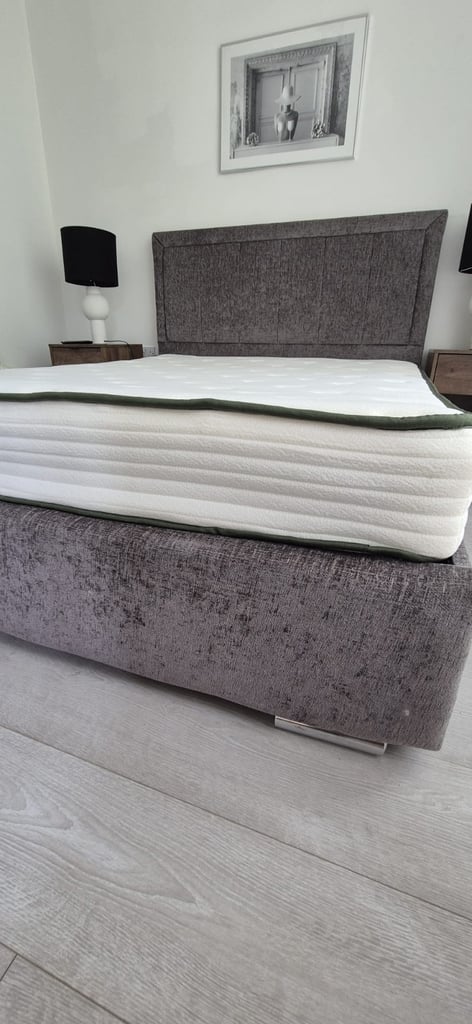 King Size Memory Foam & Sprung Mattress (Near New)