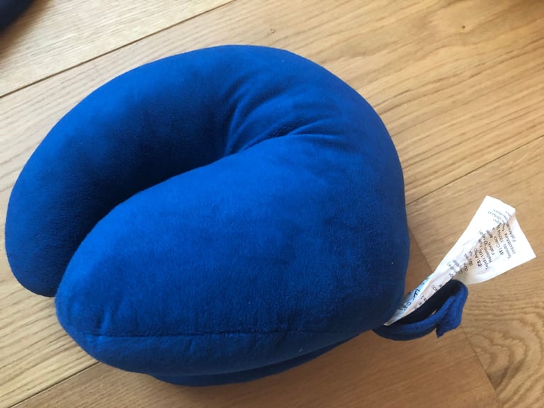 ALMOST NEW! J-Pillow for travelling (inc. carry bag)