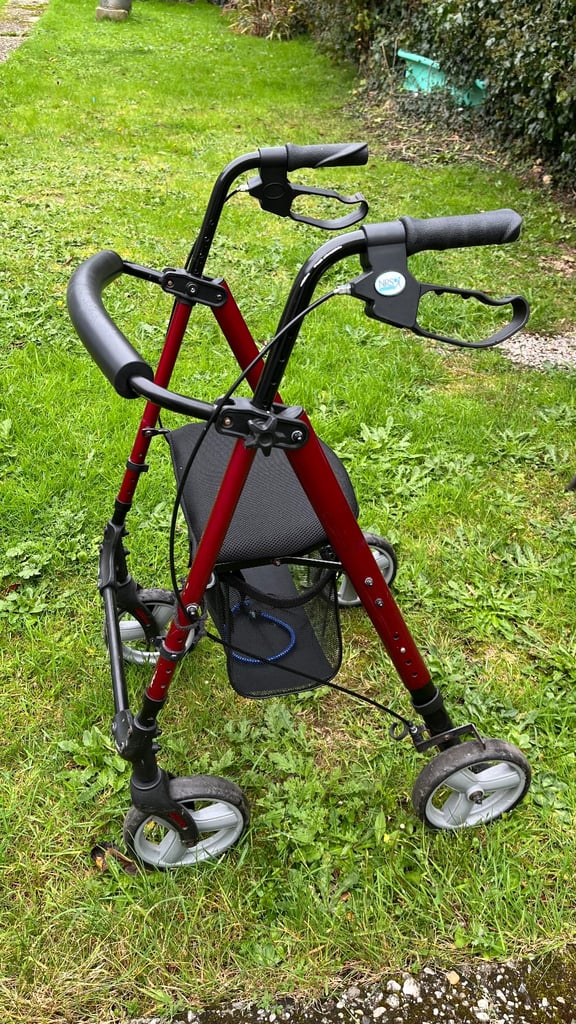 Mobility walking shopper with seat walking aid