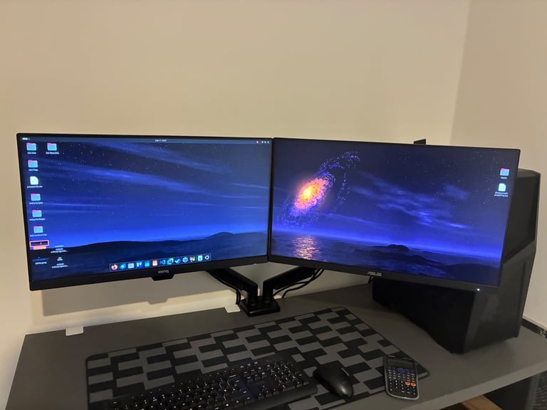 Dual Monitor Setup with Floating Gas Arm