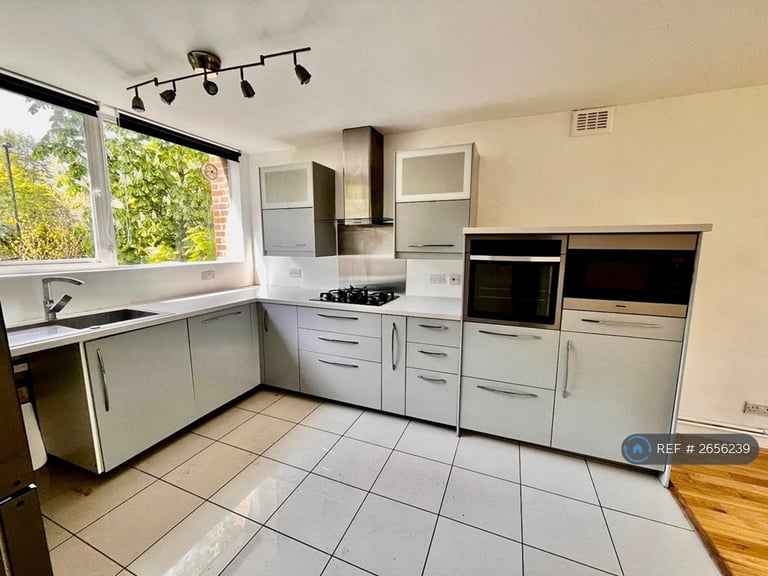 2 bedroom flat in Carlton Court, London, SE19 (2 bed) (#2656239)