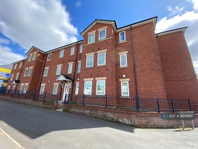2 bedroom flat in Parkside Avenue, Manchester, M30 (2 bed) (#2674915)