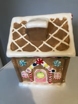 Ceramic gingerbread cookie house excellent condition 