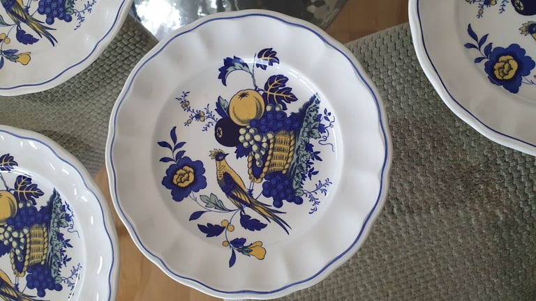Dinner / Crockery Set - 16 piece (x3 plates chipped)