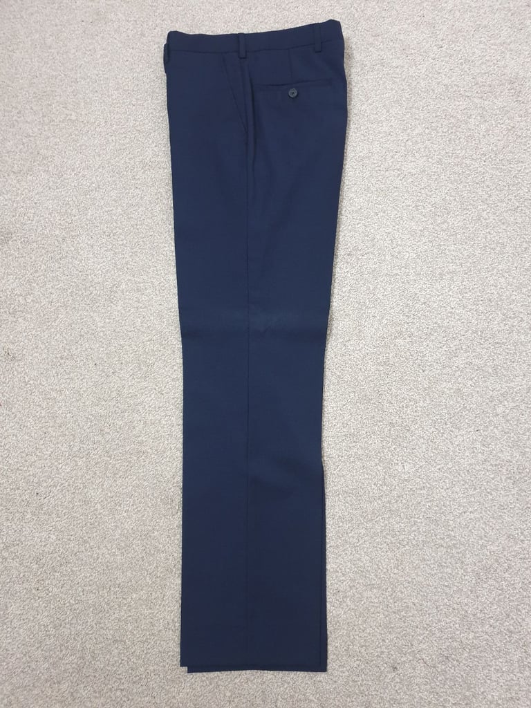 DKNY Men's Slim Fit Suit. 100 % Wool - Navy. Jacket - Chest : 36S. Trouser : 30S.