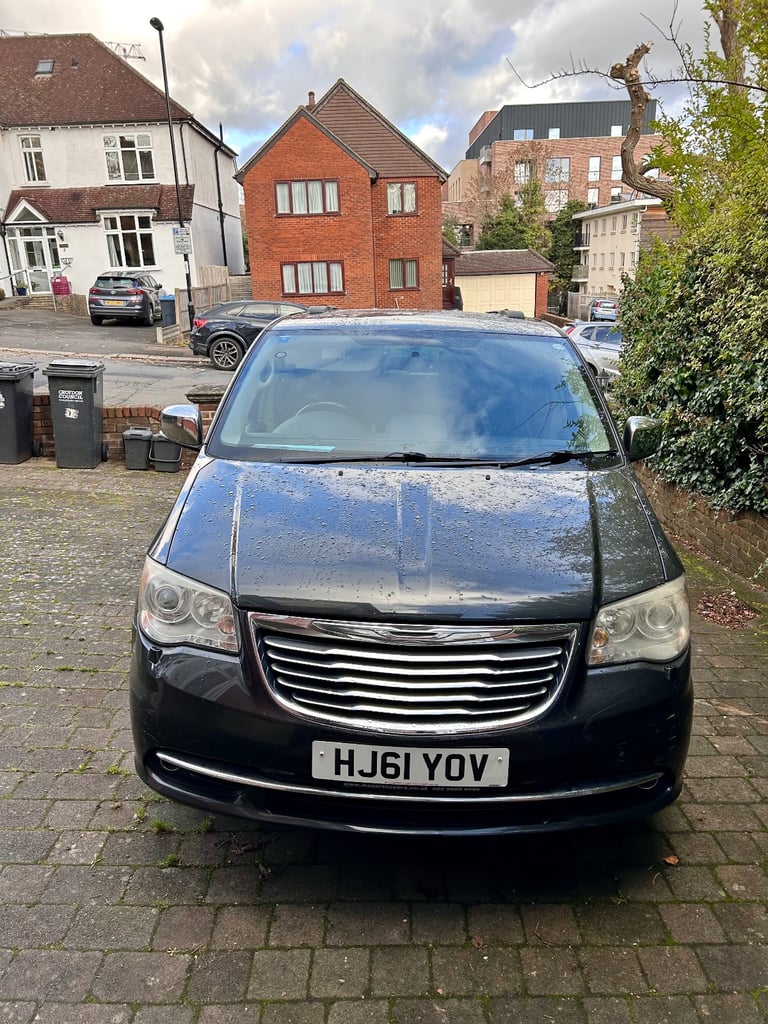 Family comfortable Chrysler 7 seats 5 doors