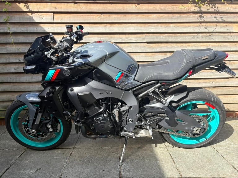 2023 / 73 Yamaha MT10 £10000 Grey 5978 miles.