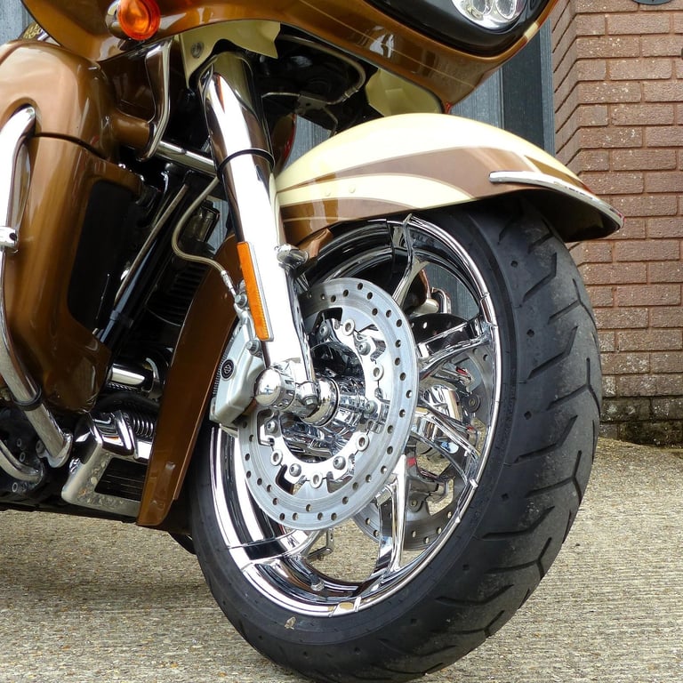 Harley Davidson FLTRUSE CVO Road Glide Ultra 1801cc – Rare collectors machine.