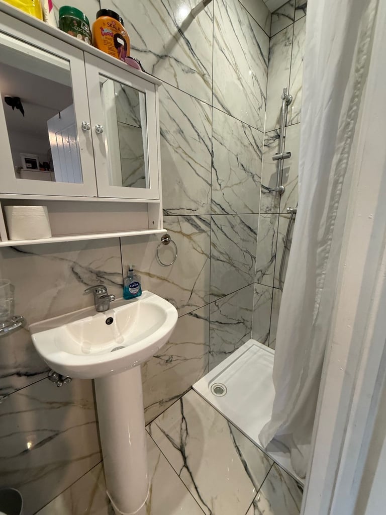 BEAUTIFUL LARGE ENSUITE DOUBLE ROOM FOR RENT IN HOUSNLOW CENTRAL