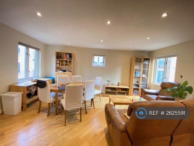 image for 3 bedroom flat in Kempton Court, London, E1 (3 bed) (#2625591)