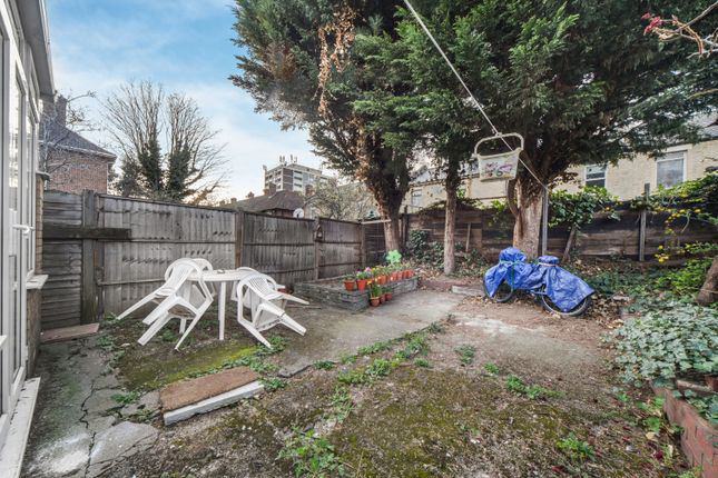 Ensuite Room 4 minutes from DLR and Elizabeth Line