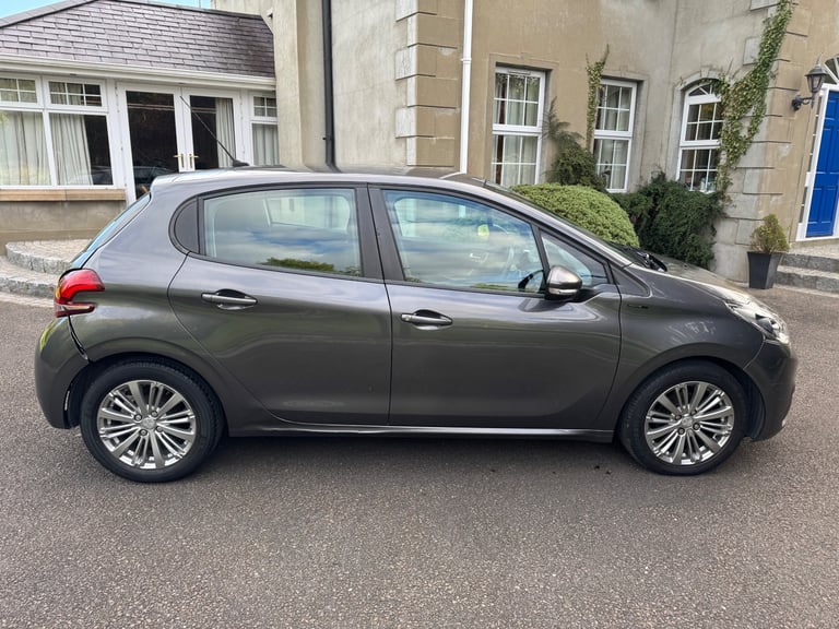 2018 Peugeot 208 1.2 PureTech Signature 5dr -  damaged repairable 