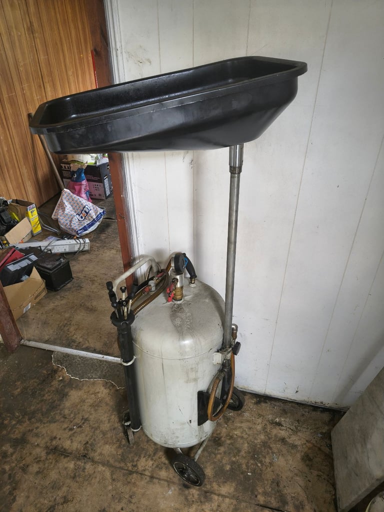 Multifunction pneumatic oil collector 