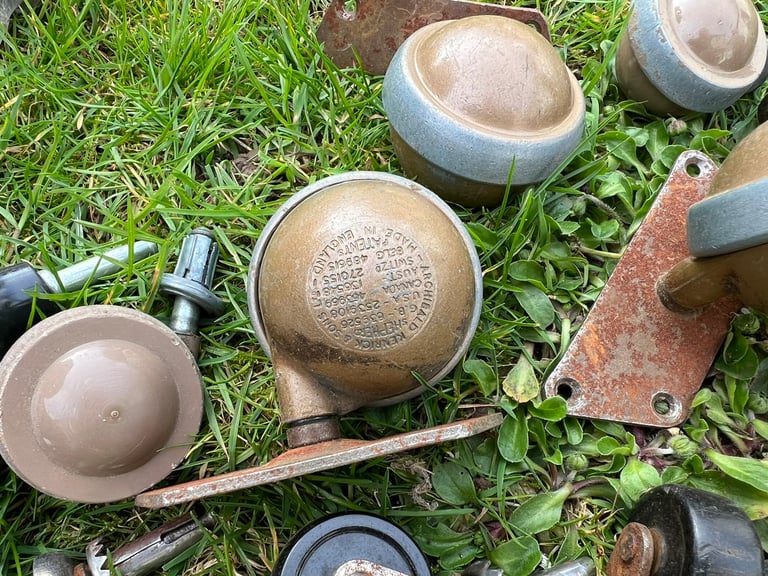 LARGE JOB LOT BUNDLE OF VINTAGE RETRO MCM LEGS FEET WHEELS FURNITURE 