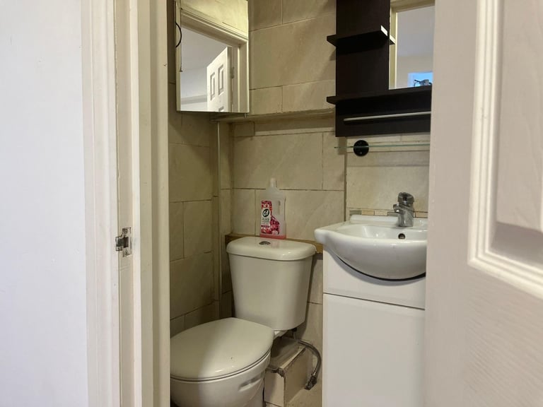 Self Contained studio flat in West Hendon