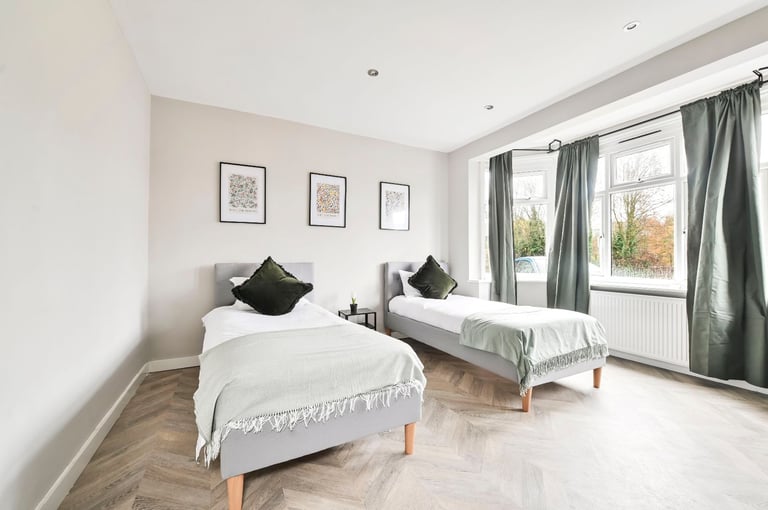 4 bedroom house London SE3 8AY