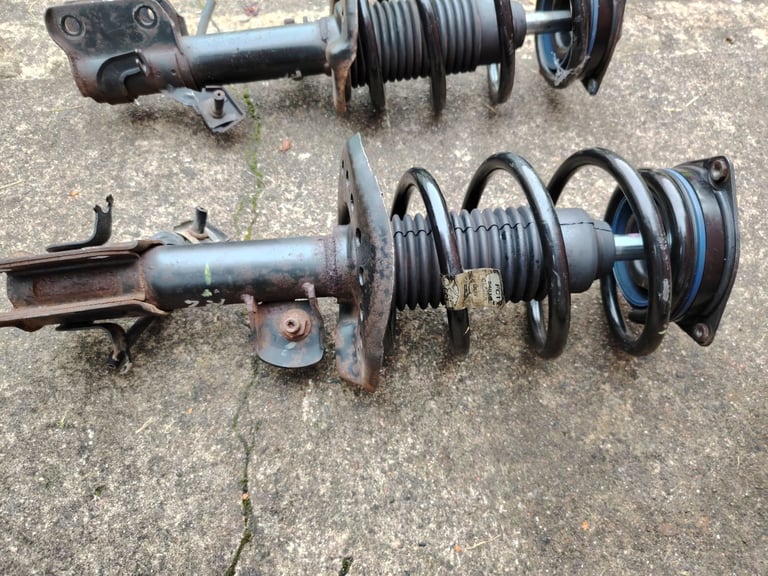 Nissan Nv200 front strut shock absorber assembly both