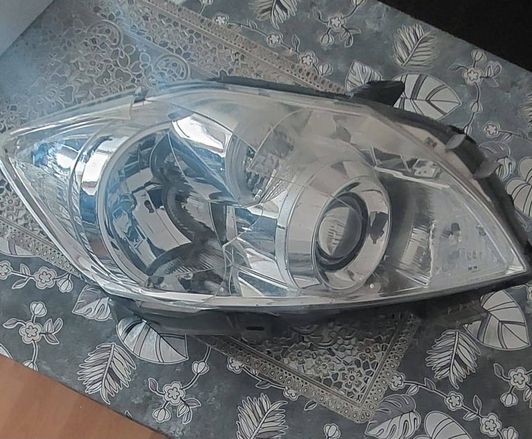 Toyota Auris hybrid 2011 car driver side headlight...cracked glass Free Postage or Delivery 