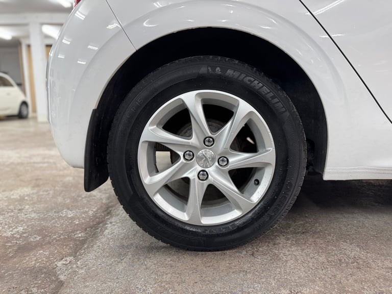 2015 Peugeot 208 1.0 PureTech Active 5dr HATCHBACK Petrol Manual