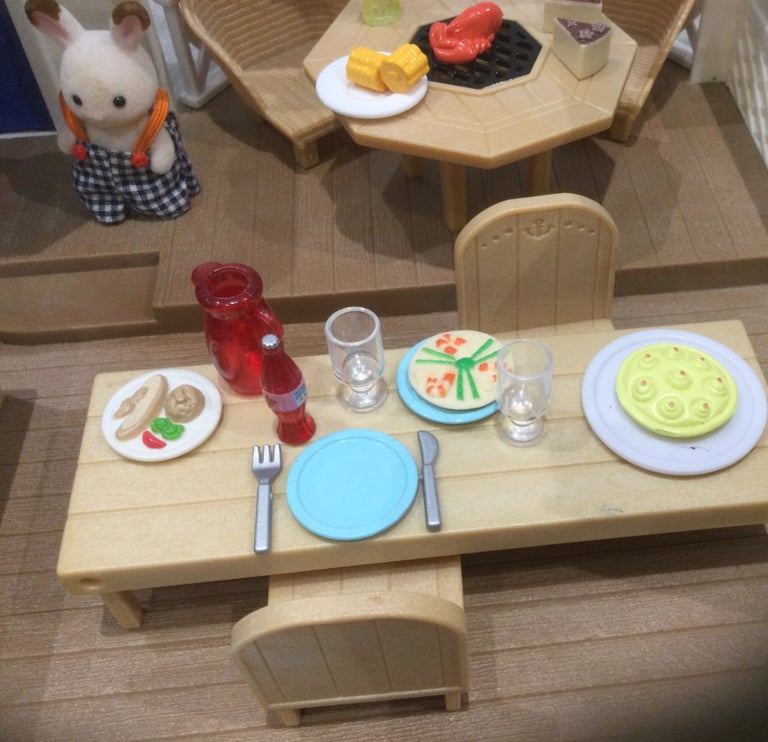 Sylvanian Families Seaside Restaurant with figures, furniture and lots of accessories 