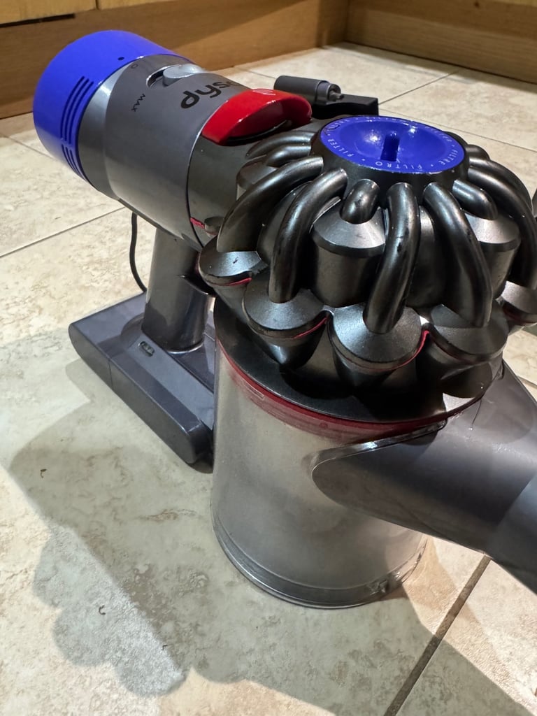 Dyson V8 absolute cordless vacuum cleaner good working order 