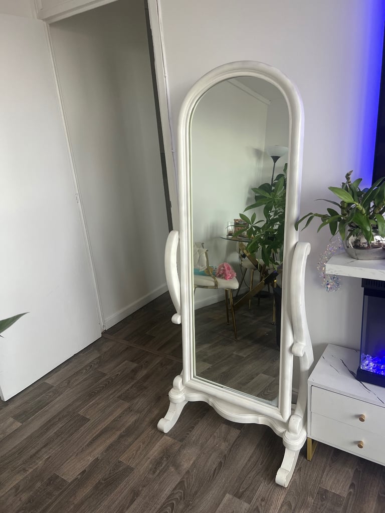 Elegant Full-Length Freestanding Mirror – White Vintage Style