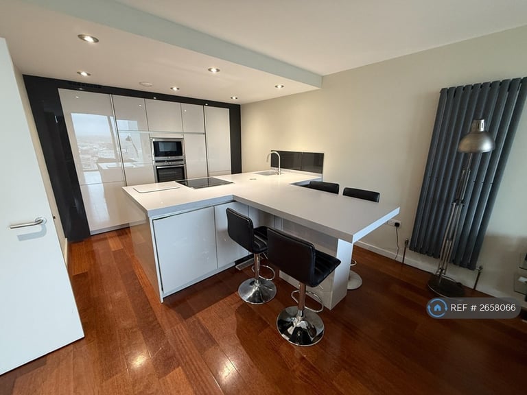 2 bedroom flat in Deansgate, Manchester, M3 (2 bed) (#2658066)