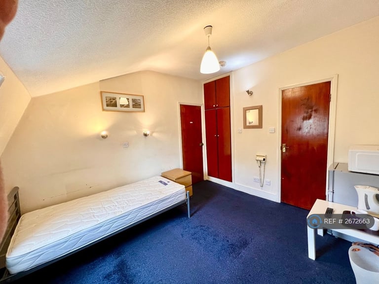 1 bedroom in Sussex Gardens, London, W2 (#2672663)