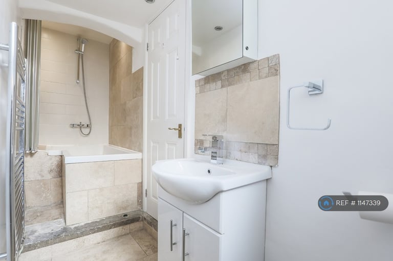 2 bedroom flat in Norwood Road, London, SE24 (2 bed) (#1147339)