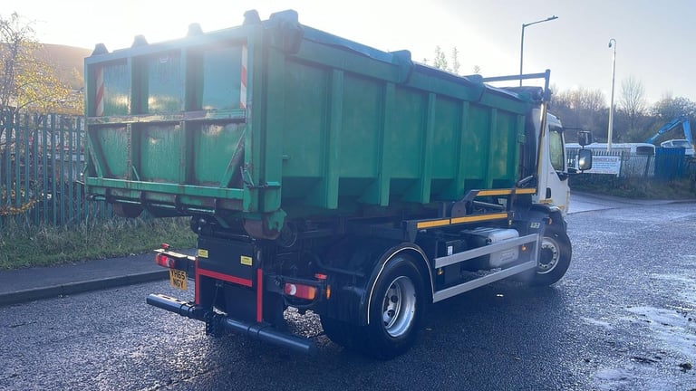 2015 (65) LEYLAND DAF LF220 HOOKLOADER. ENCLOSED BODY. 18 TON GVW. EURO 6. 
