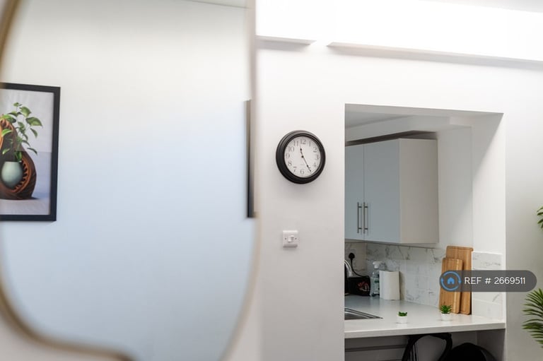 Studio flat in Kingston House, Southsea, PO5 (#2669511)