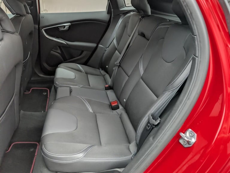 2017 Volvo V40 2.0 T2 Momentum Nav Plus Hatchback 5dr Petrol Manual Euro 6 (s/s) (122 ps)  HATCHB...
