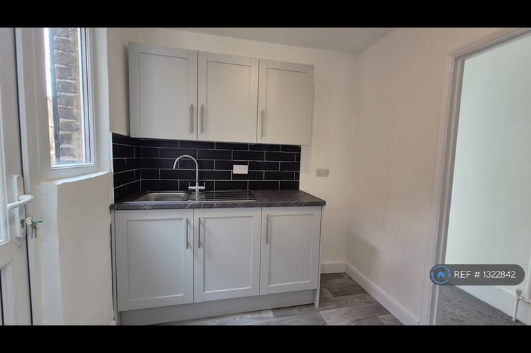 2 bedroom flat in Castleton Rd, Walthamstow, E17 (2 bed) (#1322842)