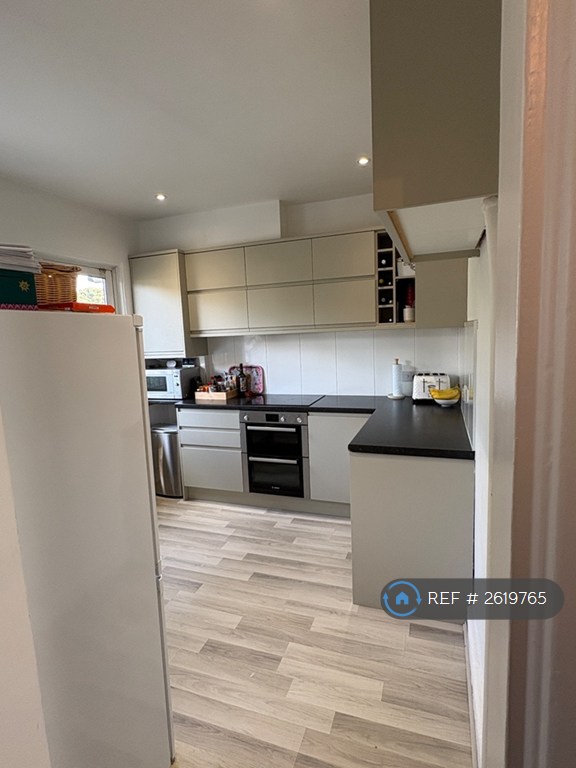 3 bedroom flat in Fieldview, London, SW18 (3 bed) (#2619765)