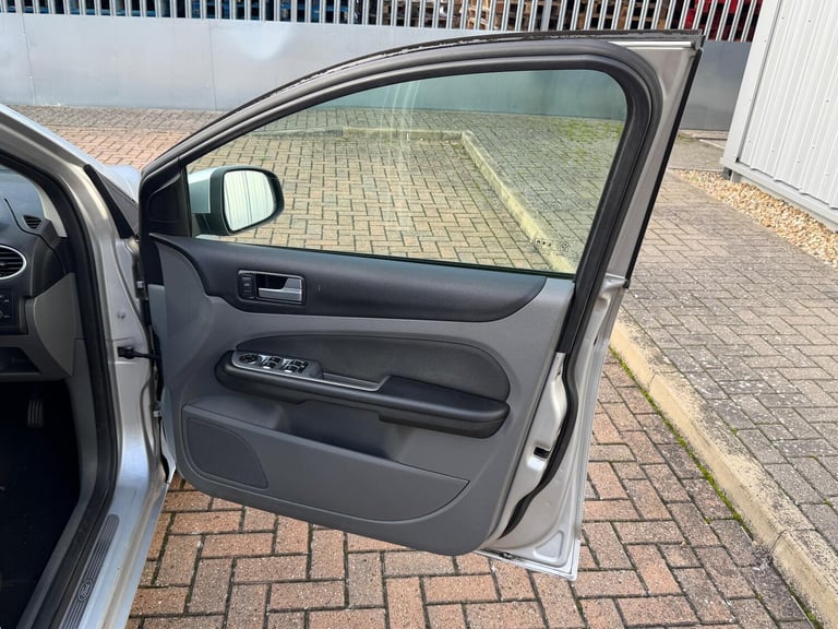 2010 Ford Focus 1.6 Titanium 5dr Auto HATCHBACK PETROL Automatic