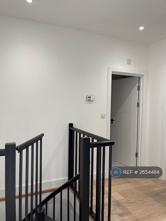 2 bedroom flat in Emanuel Avenue, London, W3 (2 bed) (#2654484)