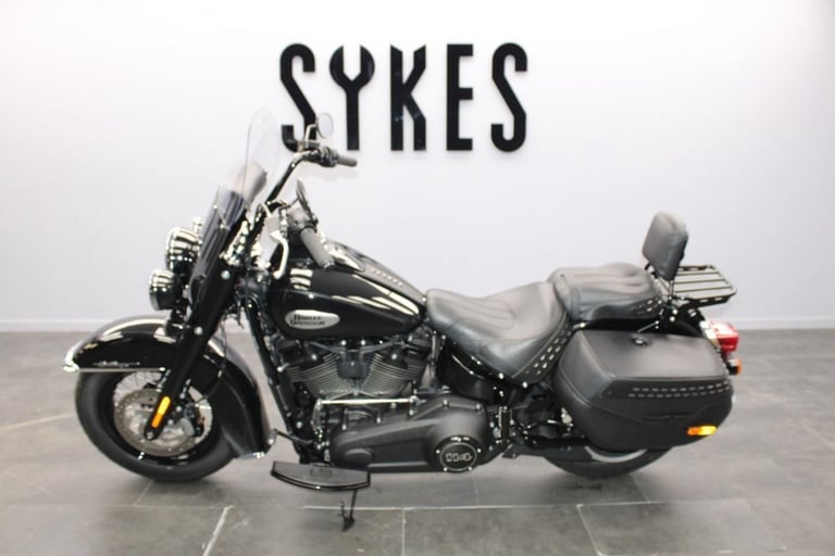 2024 Harley-Davidson FLHCS Heritage Softail Classic in the Vivid Black 