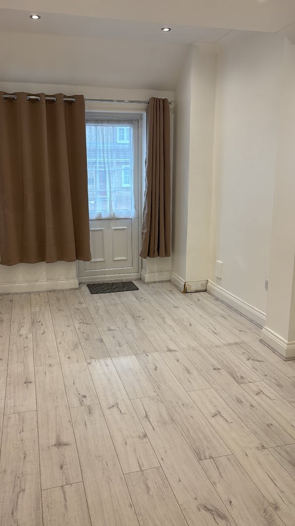 Double room with its own entrance and private bathroom, Barking IG11 
