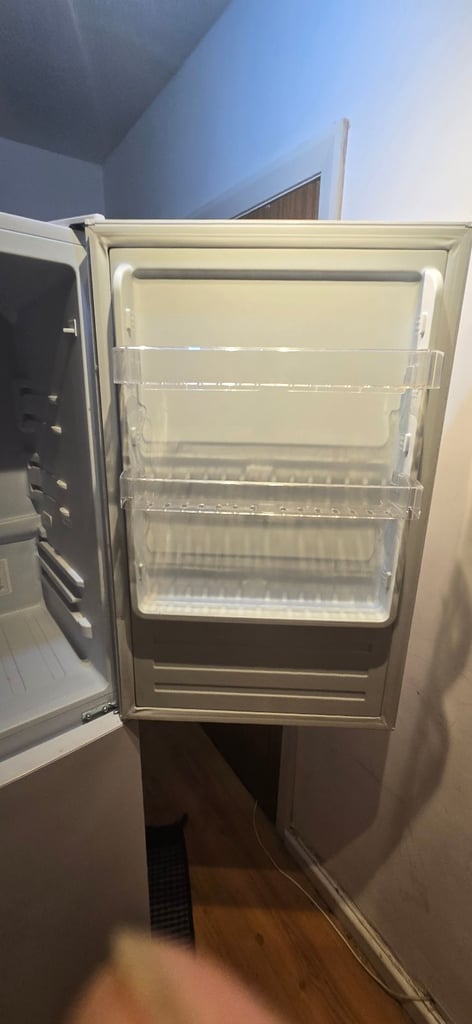 image for 🧊 Hoover Fridge Freezer – White – Excellent Condition – £150 LS17