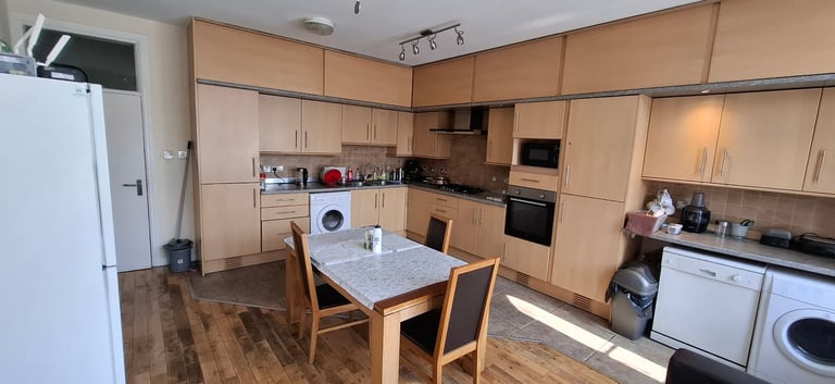 Large attractive Ensuite (own bathroom) Fully Inclusive Double Bedroom available Now 